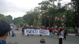 Aksi mahasiswa serang, Minggu (31/8) Di depan Gedung Pendopo Kab Serang (foto : Istimewa/Dailyhits)