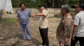 Anggota Komisi IV DPRD Lebak, Rijal (tengah) saat melakukan sidak ke lokasi peternakan ayam di Kecamatan Cileles, Kabupaten Lebak. (Istimewa)