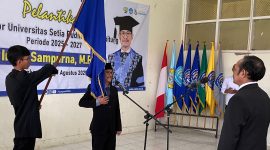 Iman Sampurna saat diambil sumpah jabatan sebagai Pj Rektor Universitas Setia Budhi Rangkasbitung. (DAILYHITS)