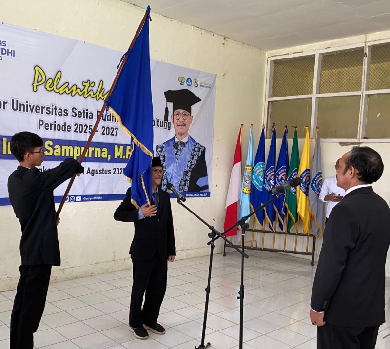 Iman Sampurna saat diambil sumpah jabatan sebagai Pj Rektor Universitas Setia Budhi Rangkasbitung. (DAILYHITS)