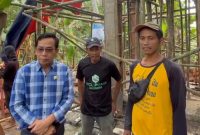 Anggota DPRD Lebak, Yayan Ridwan (kiri) saat meninjau proses pembangunan sumur bor. (Istimewa)