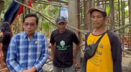 Anggota DPRD Lebak, Yayan Ridwan (kiri) saat meninjau proses pembangunan sumur bor. (Istimewa)