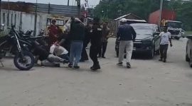 Watrawan sedang di intimidasi oleh oknu kemanana di PT Genesis Regeneration Smelting, saat meliput penyegelan pabrik yang berlokasi di Modern Cikande, Kabupaten Serang oleh Kementerian Lingkungan Hidup (KLH), Kamis (21/8/2025). (Foto : Istimewa/Dailyhits).