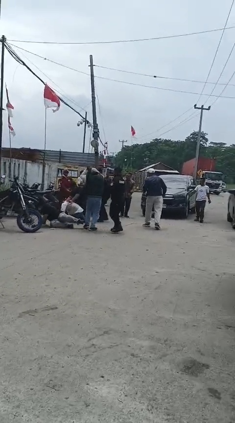 Watrawan sedang di intimidasi oleh oknu kemanana di PT Genesis Regeneration Smelting, saat meliput penyegelan pabrik yang berlokasi di Modern Cikande, Kabupaten Serang oleh Kementerian Lingkungan Hidup (KLH), Kamis (21/8/2025). (Foto : Istimewa/Dailyhits).