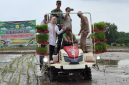 Gerakan tanam padi menggunakan mesin moderen, bupati serang bersama TNI dan stap Memtri di Desa Marhasana, Kramat watu Serang, (29/9) foto : Dirhat/ Dailyhits