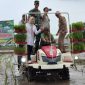 Gerakan tanam padi menggunakan mesin moderen, bupati serang bersama TNI dan stap Memtri di Desa Marhasana, Kramat watu Serang, (29/9) foto : Dirhat/ Dailyhits