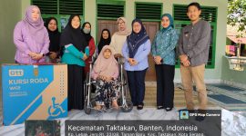program New Posyandu di Banten, Seorang warga Kampung Lebak Jero, Kelurahan Tamanbaru, Kecamatan Taktakan, Kota Serang mendapat bantuan kursi roda dan bedah rumah dari provinsi banten. (Foto: istimewa/Dailyhits)