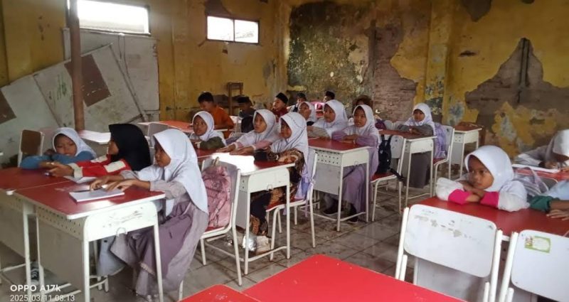 Penomena Murid SDN Palamakan 1, Semangat belajar Di kelas yang Rusak Parah. (foto : Istimewa/Dailyhits).