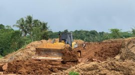 Sejumlah alat berat saat beroperasi di lahan PT KCU. Meski belum berizin mereka terus melakukan penggarapan untuk membuat pabrik. (Istimewa)