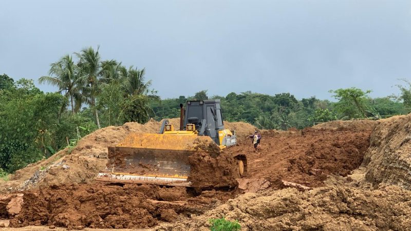 Sejumlah alat berat saat beroperasi di lahan PT KCU. Meski belum berizin mereka terus melakukan penggarapan untuk membuat pabrik. (Istimewa)