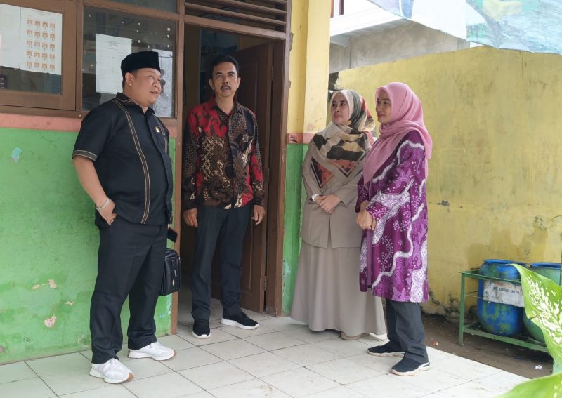 DPRD kabupaten Serang Sidak, SDN palamakan 1 Yang kini Rusak parah dan memperihatinkan, kamis (11/9) (foto: istimewa/Dailyhits).