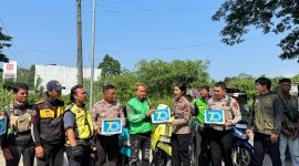 Kasatlantas Polres Lebak, AKP Liska Oktavima saat membagikan bantuan sembako kepada ojek online (ojol) di Terminal Mandala. (Istimewa)