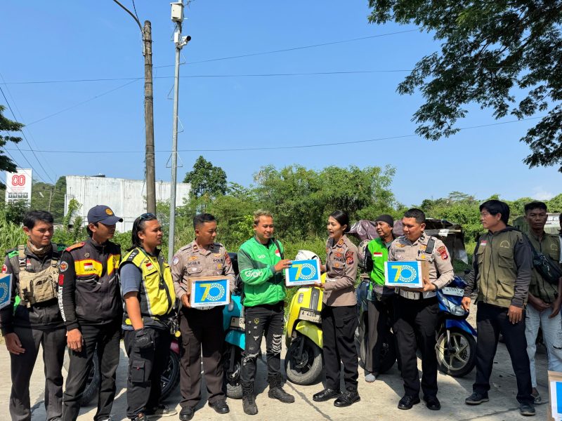 Kasatlantas Polres Lebak, AKP Liska Oktavima saat membagikan bantuan sembako kepada ojek online (ojol) di Terminal Mandala. (Istimewa)