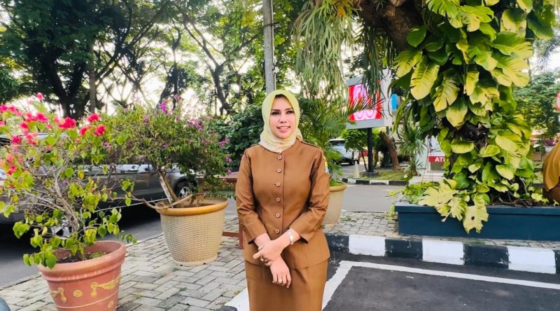 Plt sekwan kota serang, Triningsih, saat memberikan keterangan kepada pers, Senin (15/9). 