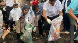 Bupati serang bersama pemerinta pusat KLH dan gubernur banten, Aksi gotong royong bersihkan sampah di Teluk Terate, sabtu, (20/9).
