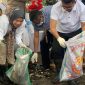 Bupati serang bersama pemerinta pusat KLH dan gubernur banten, Aksi gotong royong bersihkan sampah di Teluk Terate, sabtu, (20/9).