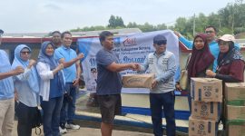 Kadis Diskoumperindag, Adang Rahmat, Mendistribusikan sembako ke pulau Tunda, Sabtu (20/9) (foto: Dirhat/Dailyhits)