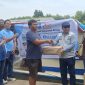 Kadis Diskoumperindag, Adang Rahmat, Mendistribusikan sembako ke pulau Tunda, Sabtu (20/9) (foto: Dirhat/Dailyhits)