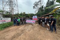 Sejumlah warga saat menutup paksa galian Tanah di Desa Maja, Kecamatan Maja, Kabupaten Lebak. (Istimewa)