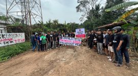 Sejumlah warga saat menutup paksa galian Tanah di Desa Maja, Kecamatan Maja, Kabupaten Lebak. (Istimewa)