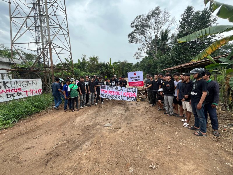 Sejumlah warga saat menutup paksa galian Tanah di Desa Maja, Kecamatan Maja, Kabupaten Lebak. (Istimewa)