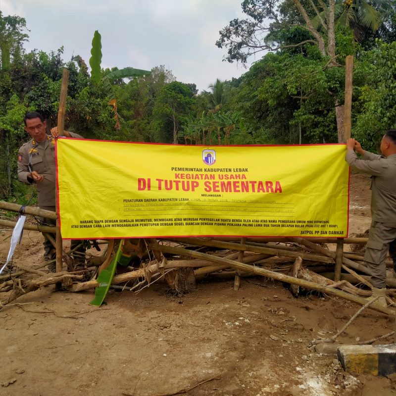 Satpol PP Lebak menyegel galian tanah di Kecamatan Maja usai didemo oleh warga. (Istimewa)