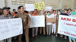 Ratusan karyawan RS Misi Lebak saat menggelar aksi unjuk rasa. (Istimewa)