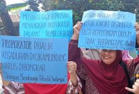 Warga saat aksi unjuk rasa di kantor Kecamatan Cilograng. (Istimewa)