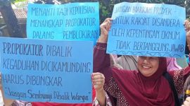 Warga saat aksi unjuk rasa di kantor Kecamatan Cilograng. (Istimewa)