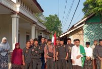 Nana (tengah) saat foto bersama dengan pengurus ormas Pendekar Banten sebelum bertolak ke Tanah Suci dengan cara jalan kaki. (Istimewa)