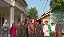 Nana (tengah) saat foto bersama dengan pengurus ormas Pendekar Banten sebelum bertolak ke Tanah Suci dengan cara jalan kaki. (Istimewa)
