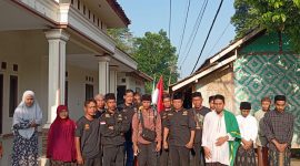 Nana (tengah) saat foto bersama dengan pengurus ormas Pendekar Banten sebelum bertolak ke Tanah Suci dengan cara jalan kaki. (Istimewa)