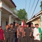 Nana (tengah) saat foto bersama dengan pengurus ormas Pendekar Banten sebelum bertolak ke Tanah Suci dengan cara jalan kaki. (Istimewa)
