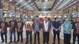 Ketua Bawaslu RI, Rahmat Bagja, Wakil Ketua Komisi II DPR RI, Bahtera Banong, Anggota Komisi II DPR RI, Ujang Bey, Ketua Bawaslu Banten, Ali Faisal saat foto bersama. (Istimewa)