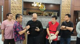 Johnny Kande alias Jonathan saat diamankan oleh Kejari Lebak dan Tim Tabur Kejati Banten dan Kejagung. (Istimewa)