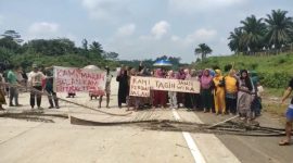 Warga Cileles saat memblokir jalan tol Serang Panimbang seksi II. (FOTO Tangkap Layar video)