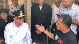 Gubernur Banten, Andra Soni saat berdiskusi dengan warga Baduy. (Istimewa)