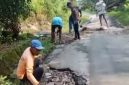 Warga Rangkasbitung saat melakukan perbaikan jalan rusak secara swadaya. (FOTO Tangkap Layar Video)