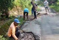 Warga Rangkasbitung saat melakukan perbaikan jalan rusak secara swadaya. (FOTO Tangkap Layar Video)