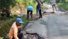 Warga Rangkasbitung saat melakukan perbaikan jalan rusak secara swadaya. (FOTO Tangkap Layar Video)