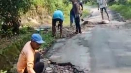 Warga Rangkasbitung saat melakukan perbaikan jalan rusak secara swadaya. (FOTO Tangkap Layar Video)