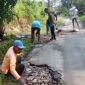 Warga Rangkasbitung saat melakukan perbaikan jalan rusak secara swadaya. (FOTO Tangkap Layar Video)