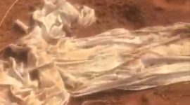 Kain kafan dan beberapa tulang belulang ditemukan berserakan di lahan milik Perum Suvarna Sutera. (FOTO Tangkap Layar video)