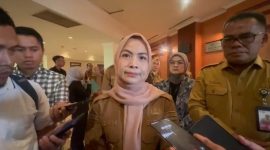 Bupati Serang Ratu Rachmatuzakiyah saat memberikan keterangan kepada pers, Selasa (23/9).