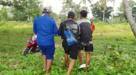 Petugas saat mengevakuasi salah satu korban tenggelam di Pantai Cinangka Serang. (Istimewa)