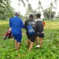 Petugas saat mengevakuasi salah satu korban tenggelam di Pantai Cinangka Serang. (Istimewa)