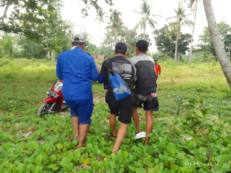 Petugas saat mengevakuasi salah satu korban tenggelam di Pantai Cinangka Serang. (Istimewa)