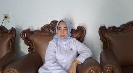 Bidang P2k2 pengendalian penduduk dan kesejahrtaan keluarga DKBP3A kabupaten,Aila, S.Kep., M.M., Memberikan keterangan kepada pers, Rabu, (22/10), Foto : (Dailyhits).