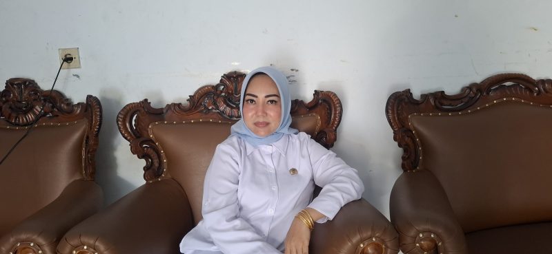 Bidang P2k2 pengendalian penduduk dan kesejahrtaan keluarga DKBP3A kabupaten,Aila, S.Kep., M.M., Memberikan keterangan kepada pers, Rabu, (22/10), Foto : (Dailyhits).