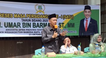 Anggota DPRD Provinsi Banten, Fraksi PKB, H. Umar Bin Barmawi, Memberikan keterangan kepada pers, Kamis (23/10) Foto : (Dir/Dailyhits)